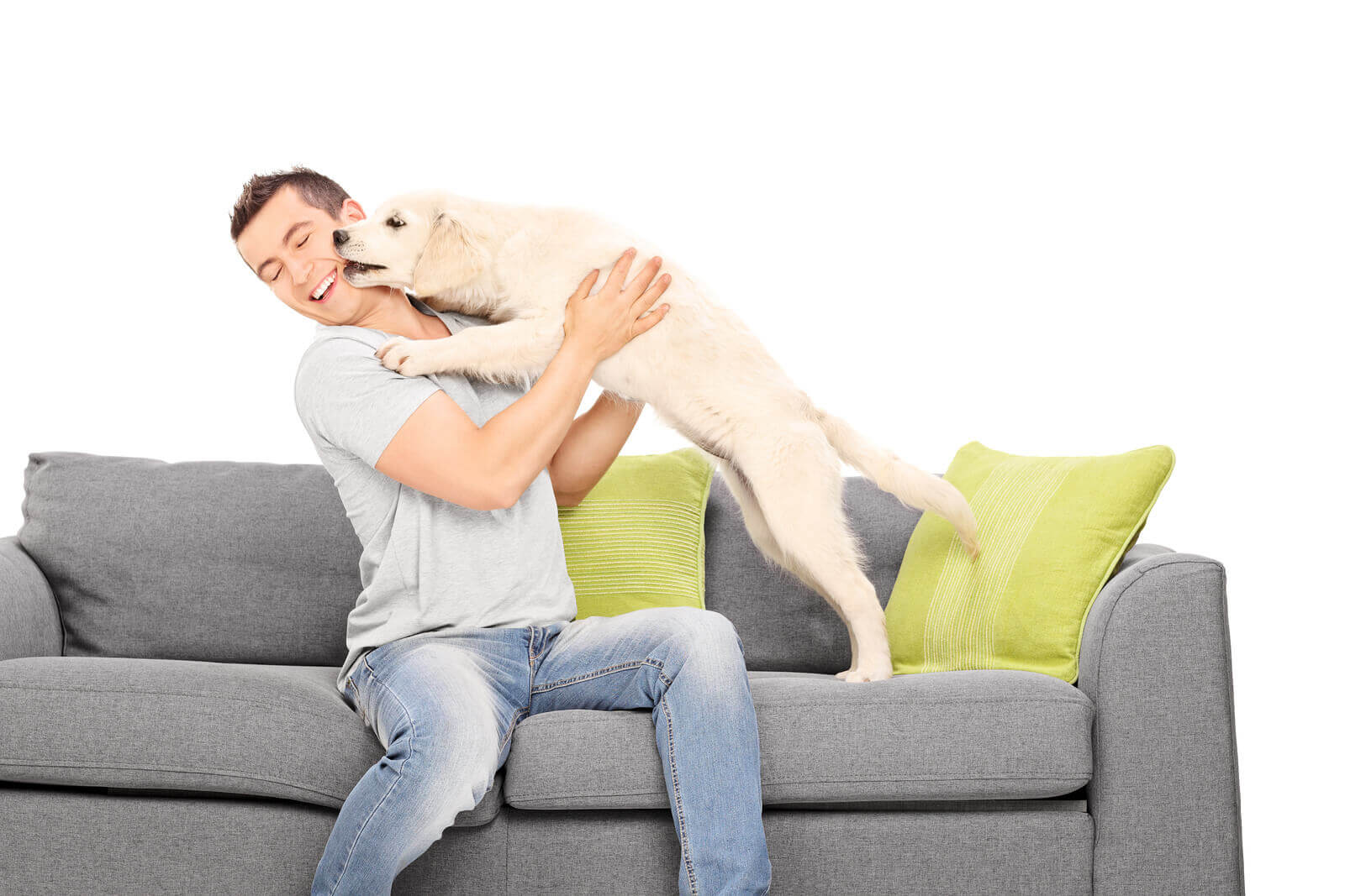 Человек с собакой на диване